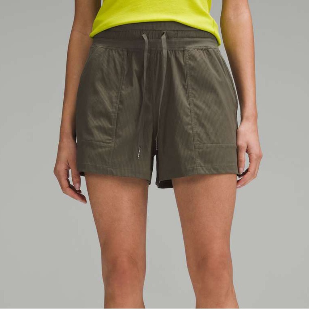 LULULEMON Dance Studio High-Rise Short 3.5"